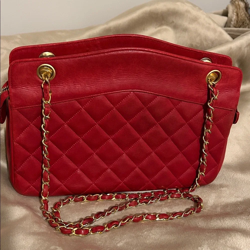 CHANEL Red Quilted Leather Shoulder Bag with Gold Chain